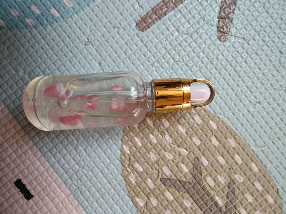 Baza HudaBeauty z płatkami kwiatów pod podkład 40 ml