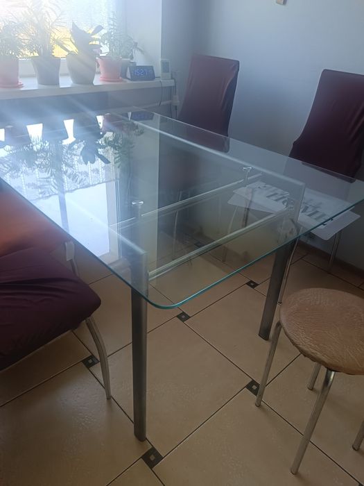 Szklany stół  na metalowych nogach