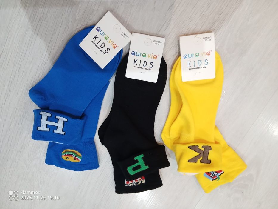 Trzy pary kolorowych skarpety 28-31