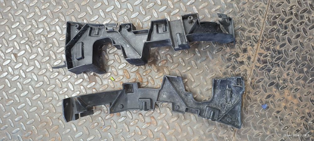 кронштейн / кріплення переднього бампера