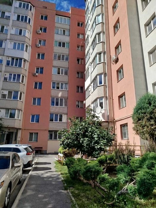 Продається простора 2-х кімнатна квартира, гарний стан. Р-н Поділля!