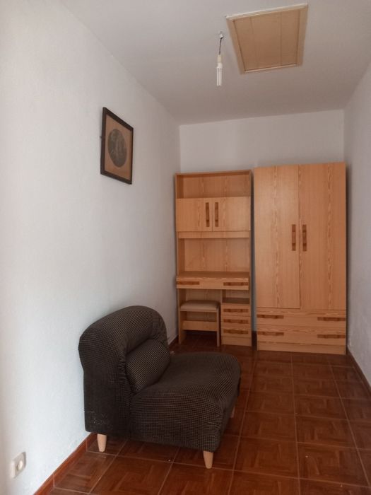 Móveis de quarto, sofás e máquina de lavar roupa.