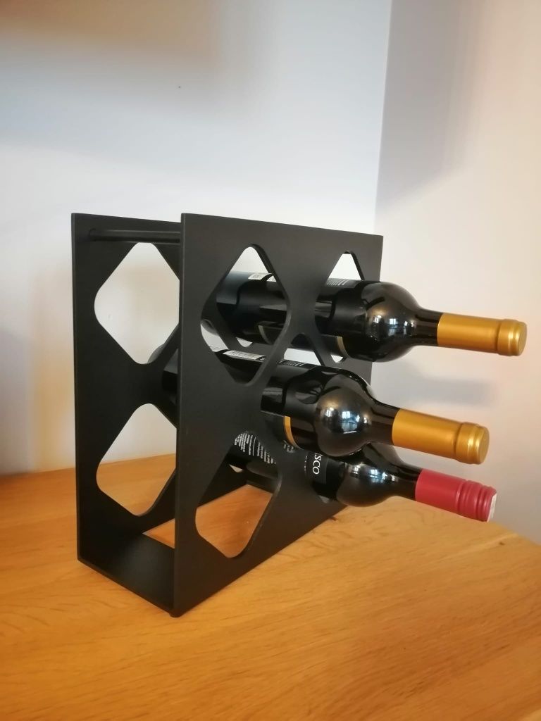 Stojak metalowy na wino