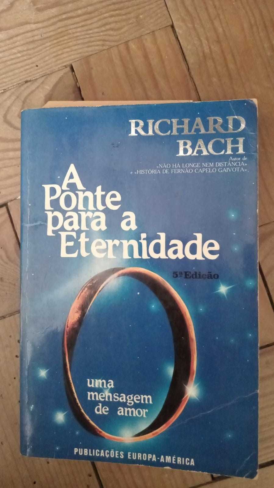 Livros  de Richard Bach, Pearl Buck e Carl Sagan a 5 euros cada um.