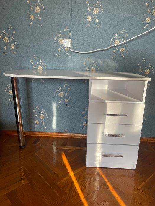 Манікюрний стіл.