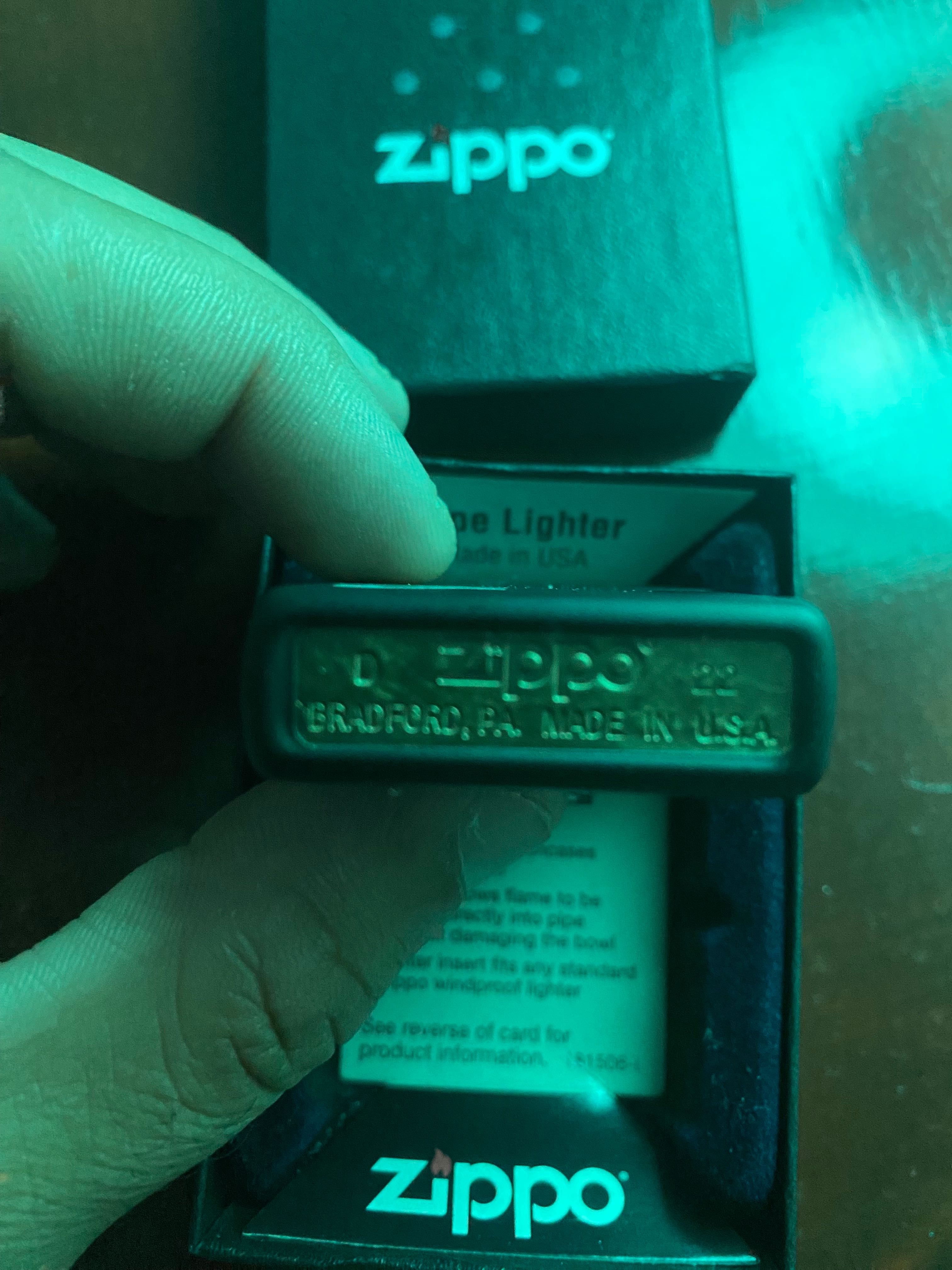Zippo na caixa como novo. Nunca foi usado