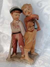 Ładna porcelanowa figurka chłopców polecam porcelana Rumunia
