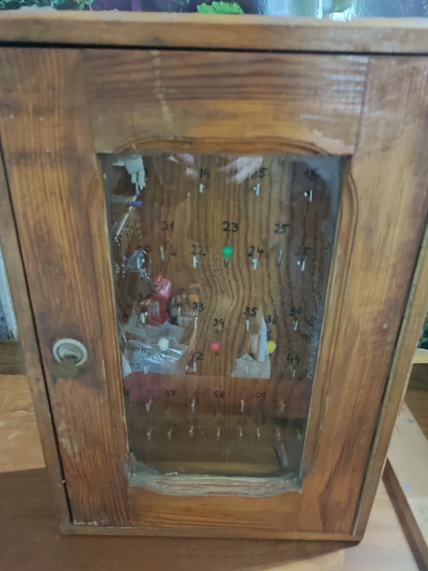 Stara drewniana szafeczka na klucze