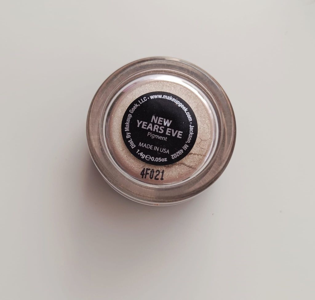 Makeup Geek Pigment New Years Eve złoty szampański nude drobinki