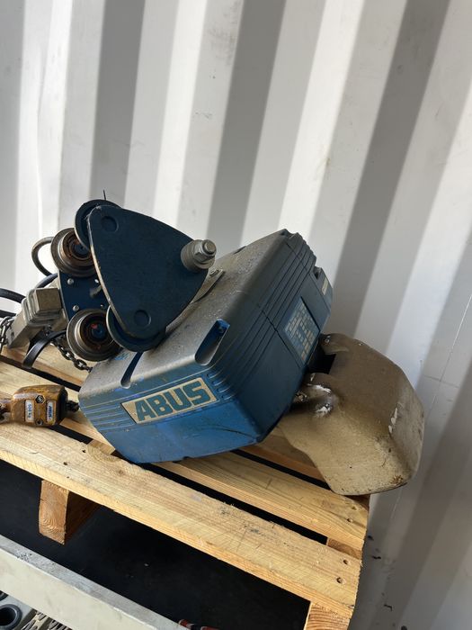 Żuraw słupowy z elektryczna wciągarka ABUS GM3, 500kg L-300
