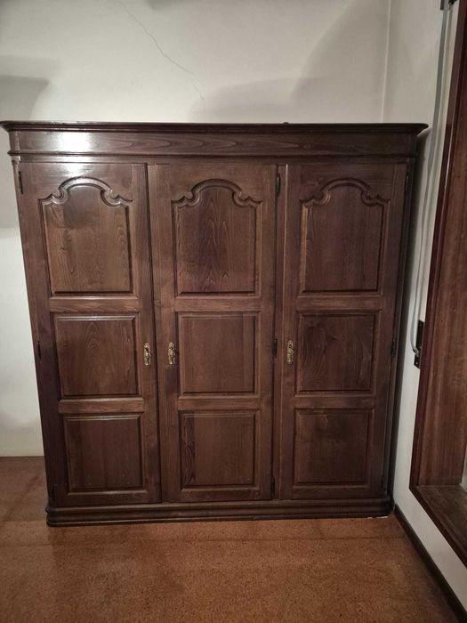 Armário de Madeira Maciça