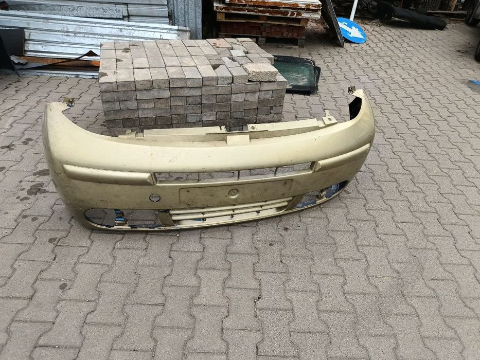 Zderzak przedni Trafic 2004 r.  Almera 97 r.