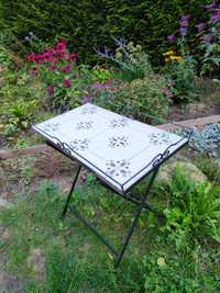 Stolik metalowy z mozaikowym blatem