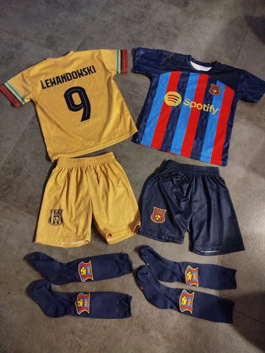 Sprzedam dwa  stroje piłkarskie w stanie idealnym