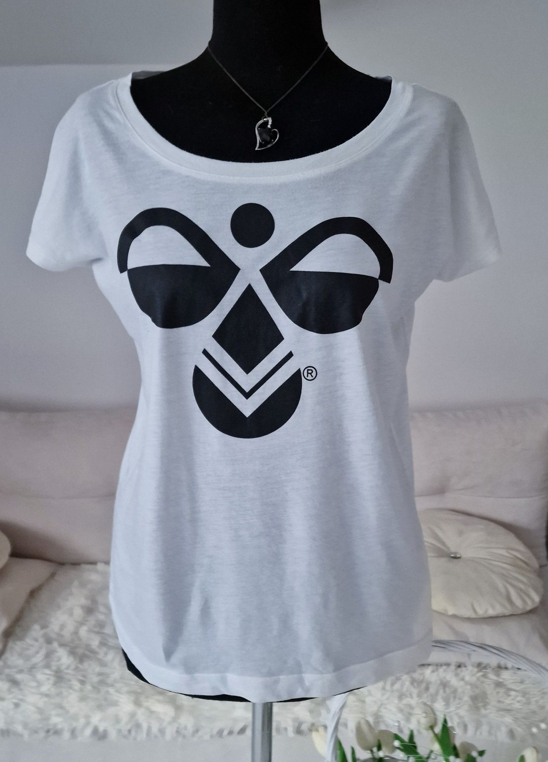 T- SHIRT z nadrukiem "Hummel".
