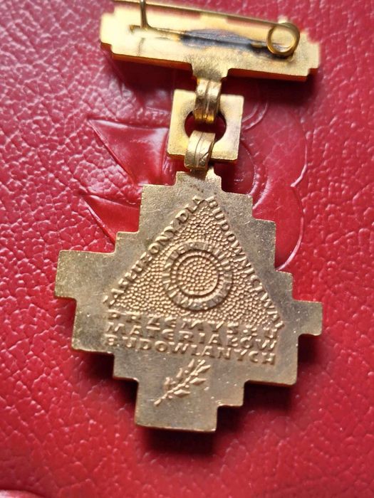 Złota odznaka Zasłużony dla Budownictwa z legitymacją w etui PRL