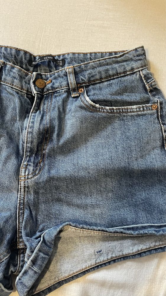 Krotkie szorty jeansowe Bershka