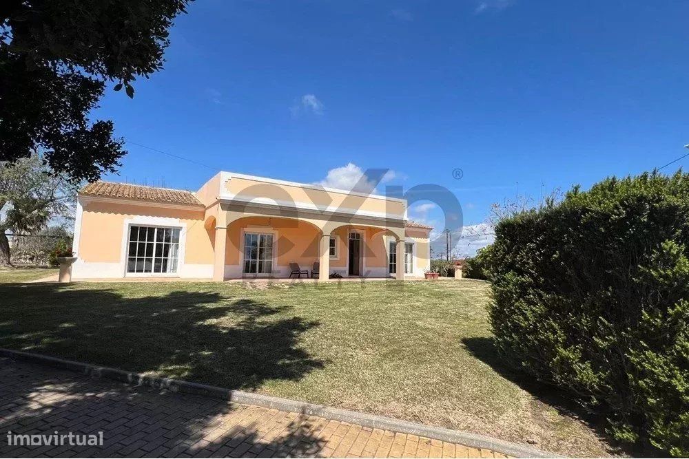 Encantadora moradia T3 com um lindo jardim, convenientemente situada n