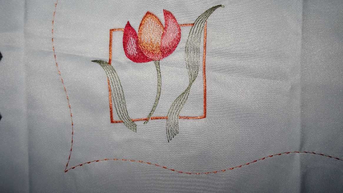 Obrus biały w tulipany