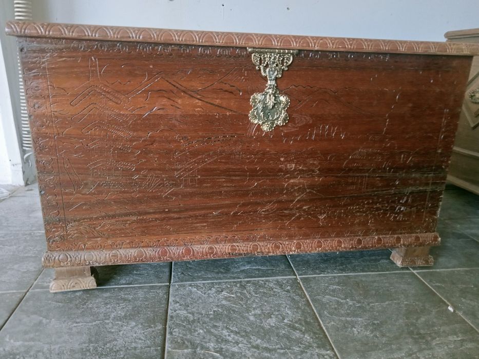 Arca antiga de madeira maciça  trabalhada