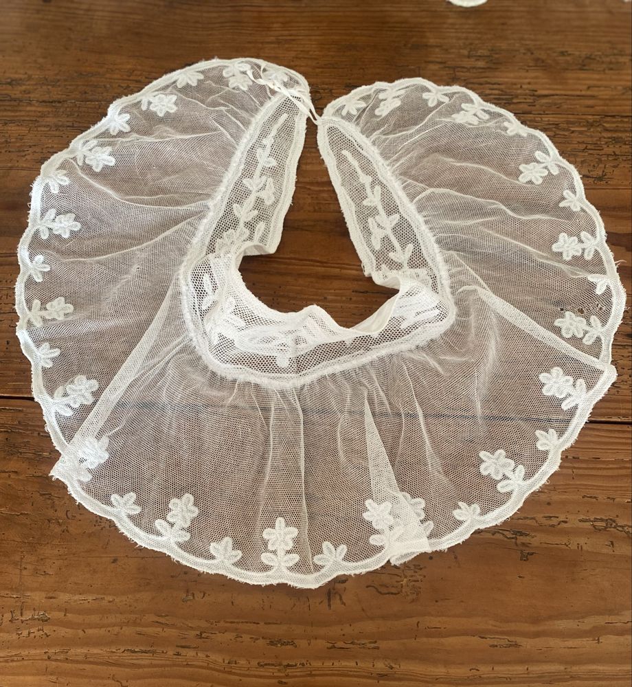Penteador / gola renda em tule bordado antigo