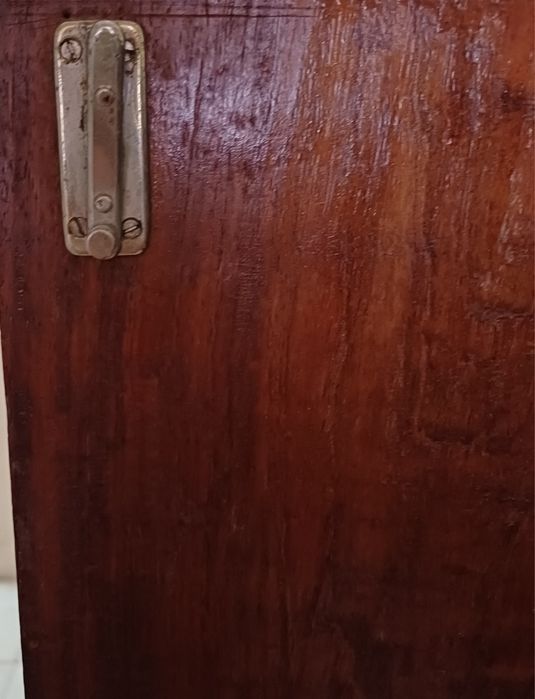 Móvel antigo em madeira maciça