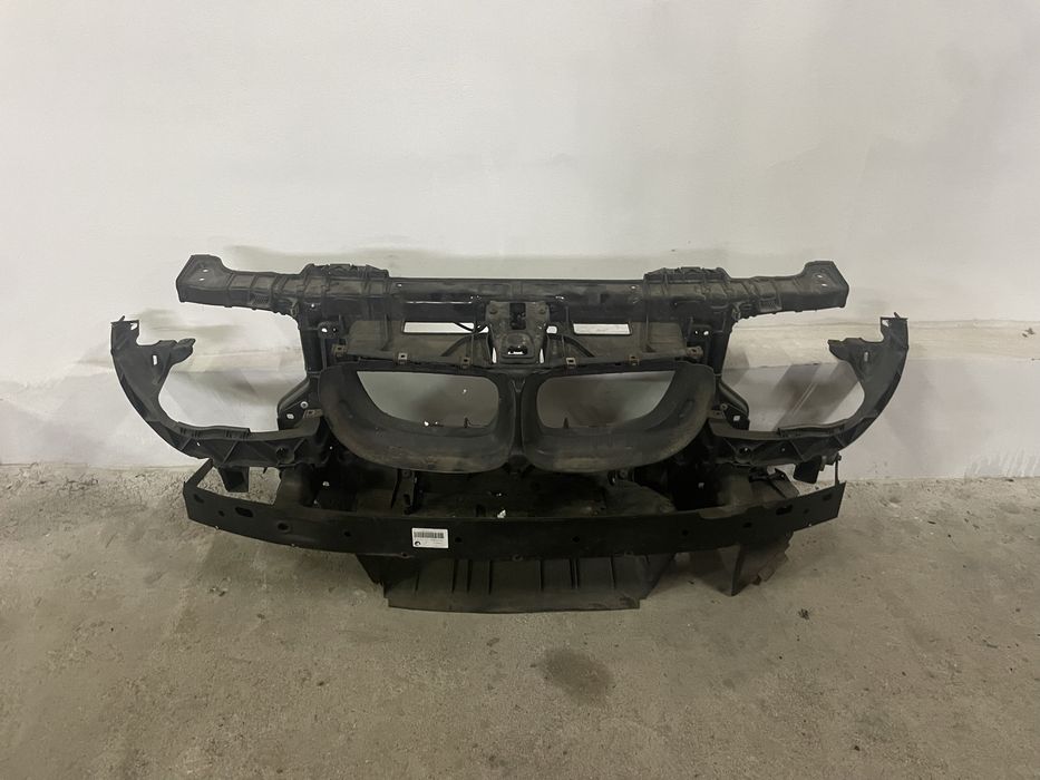 Frente suporte radiadores serie 1 BMW E8X