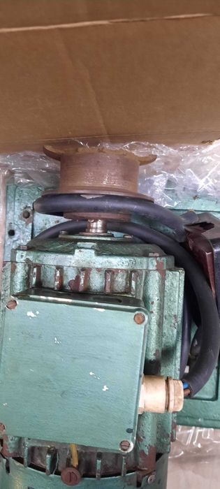 Motor Eléctrico Trifásico (C )--1.4 Cv ---1500 rpm--com Base quadrada