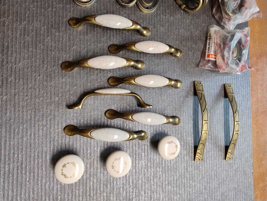 stare okucia meblowe