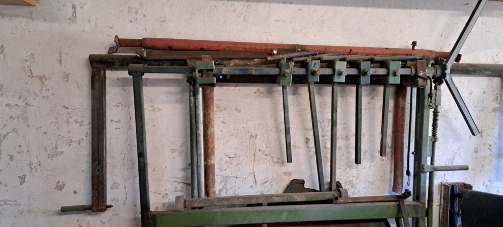 Stojak lakierniczy do lakierowania malowania elementów np. samochodów