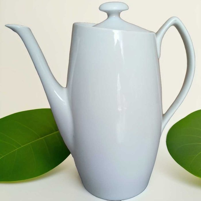Klasyczny biały dzbanek Chodzież z ciekawym pochyłym designem