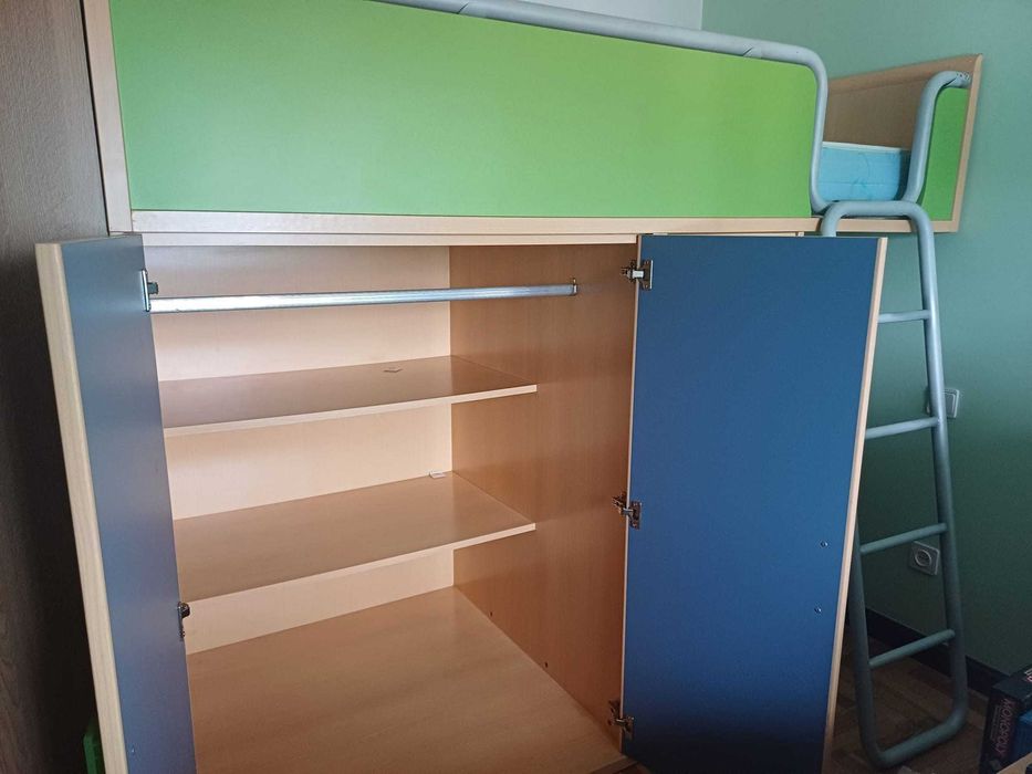Quarto de criança/jovem com três camas