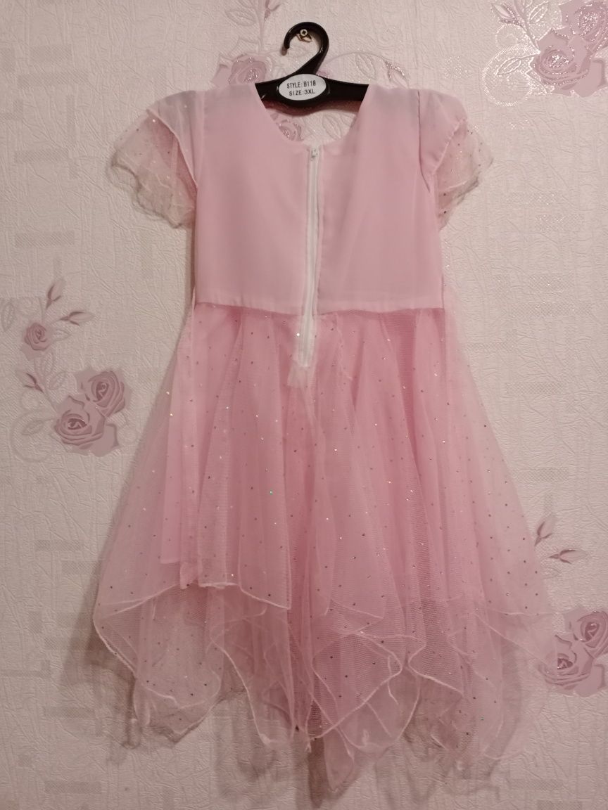 Розовое нарядное платье на 5-7 лет