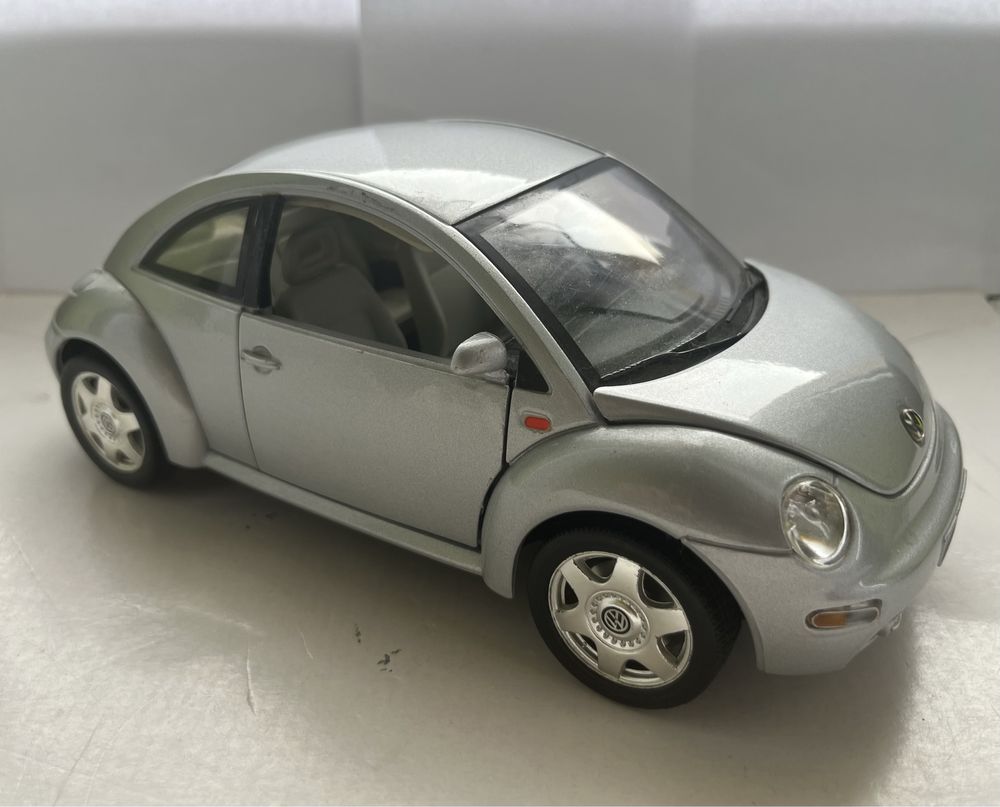 Model samochodu w skali 1:18 Volkswagen New Beetle Bburago Burago