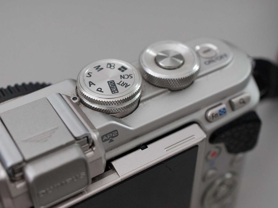 Olympus PEN E-PL8 16.1MP (Corpo + Flash + Bateria Extra + Carregador)