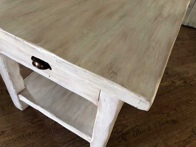 Prowansalski stolik z szufladami wykonany z litego drewna