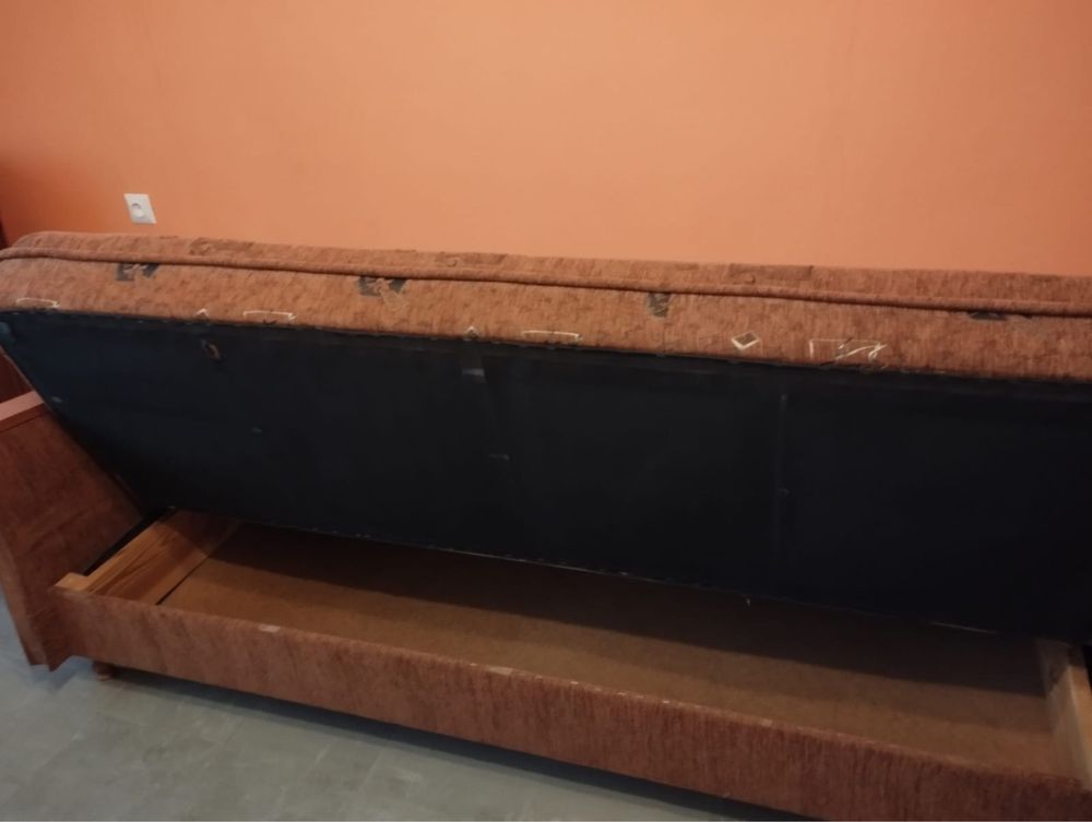 Sofa, kanapa, wersalka rozkładana z pojemnikiem materiał retro prl