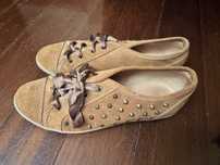 Sapatilhas pele com tachas