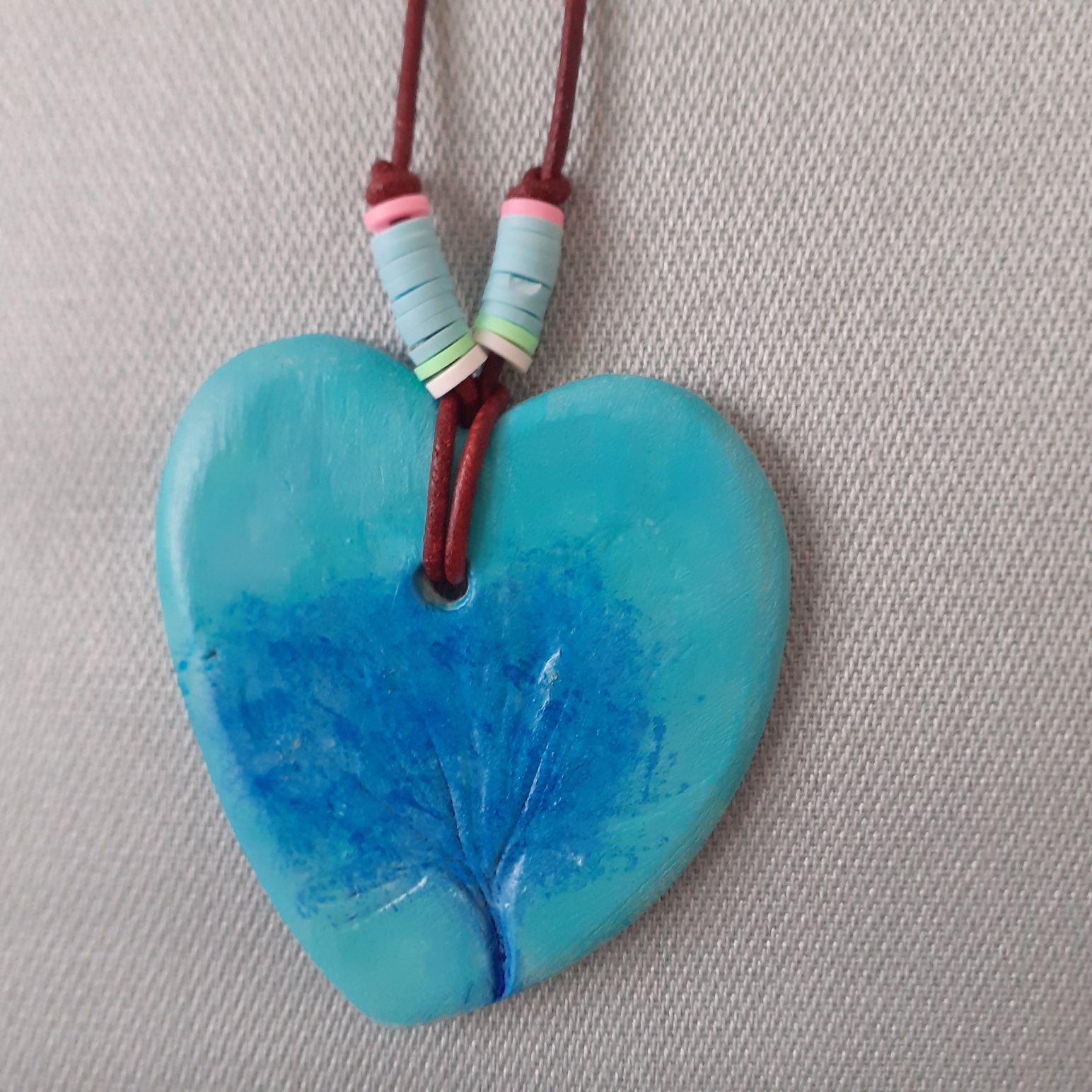 Colar novo e original com pendente azul coração de cerâmica fria