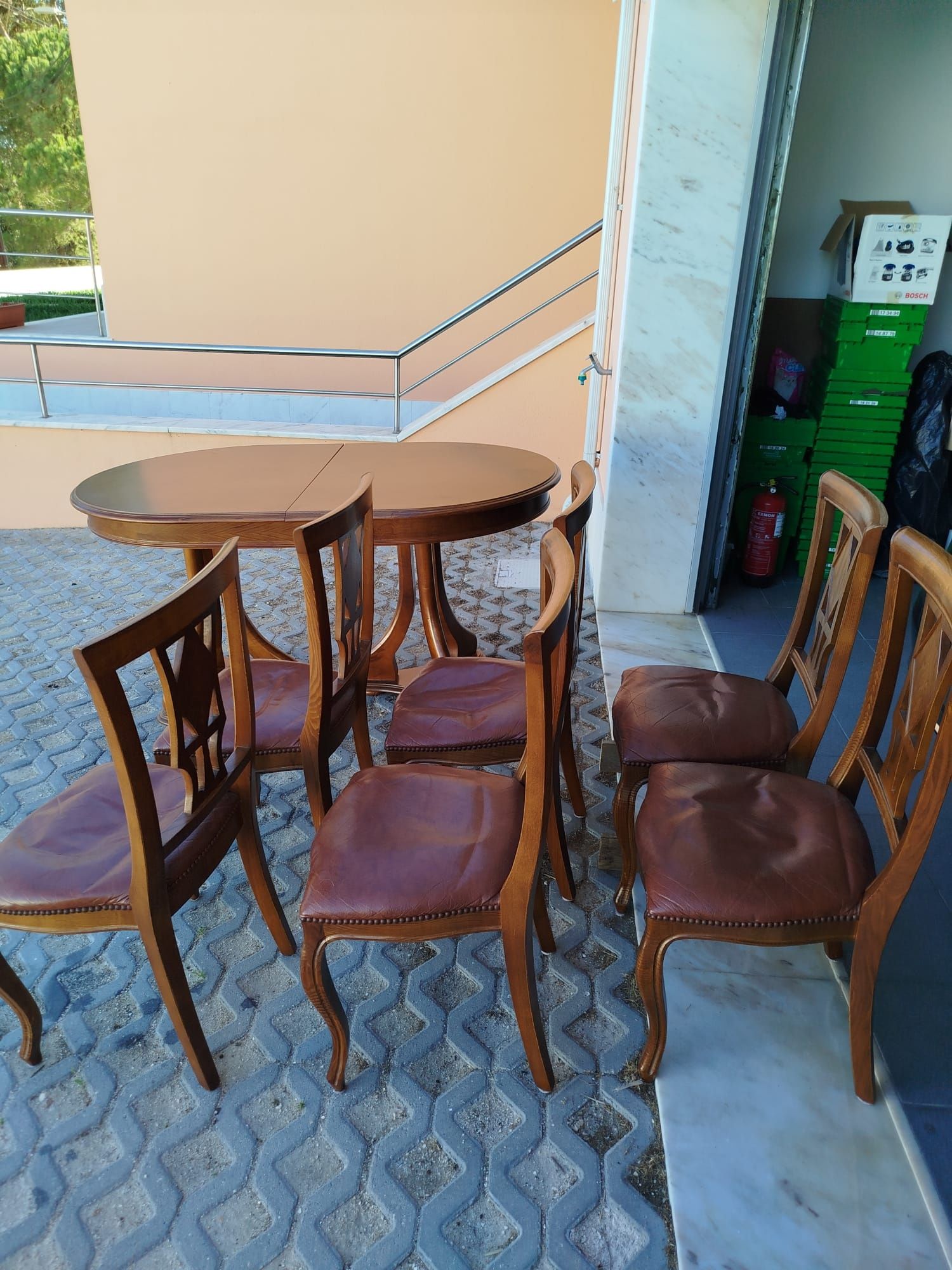 Vendo conjunto de cadeiras e mesa de sala.