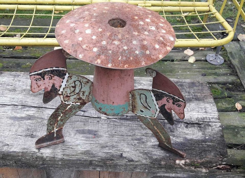 Stary stojak pod choinkę z okresu PRL Krasnale i grzybek