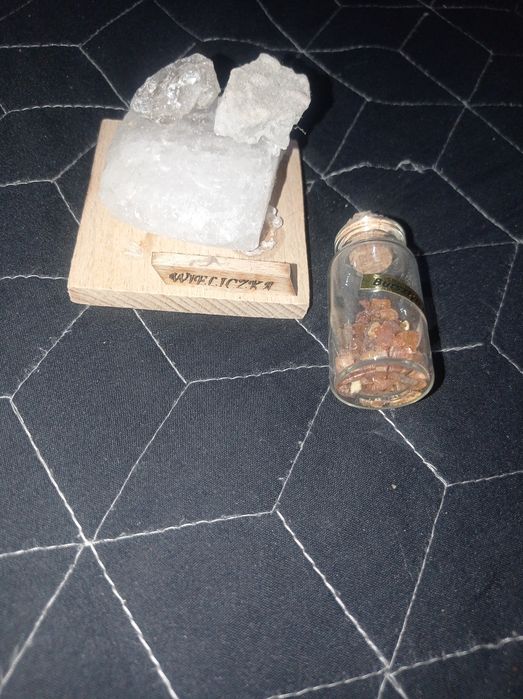 Bursztyn w buteleczce kamienie z Wieliczki