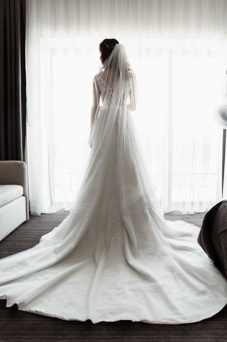 Весільна біла сукня