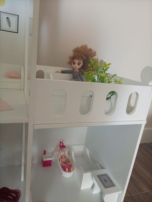 Domek dla lalek drewniany.