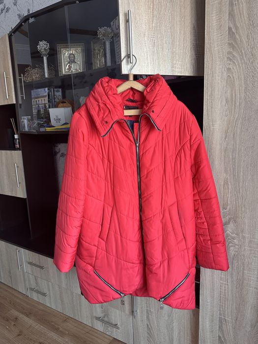 Пальто помаранчового кольору 54 розміру