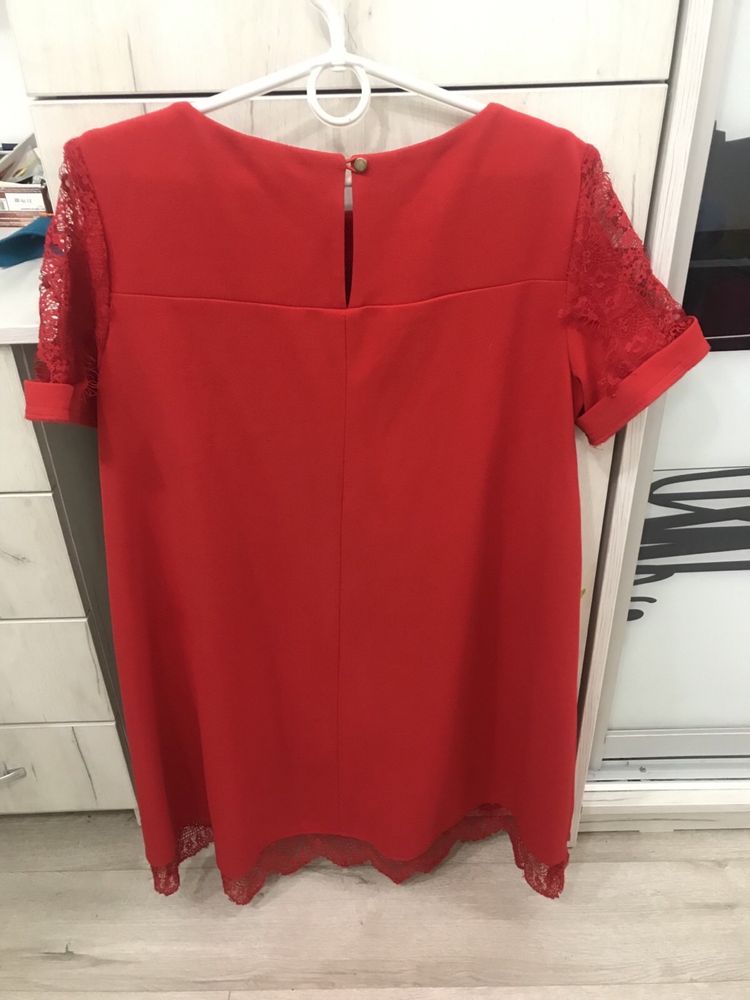 Платье красное с кружевом М-L