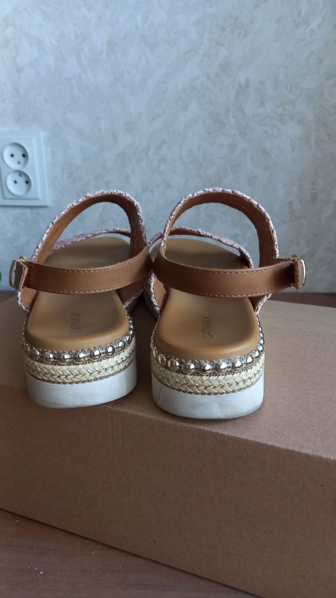 Продам женские босоножки бренда CATWALK
