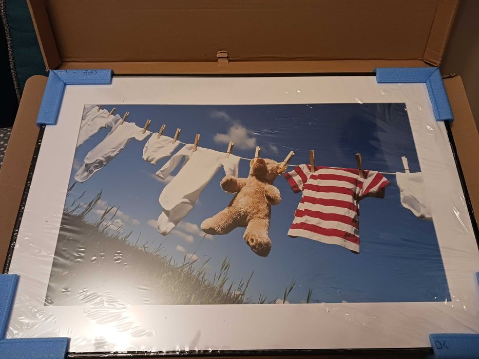 Obraz: Ubrania dla dzieci i miś wiszą na sznurku, 60 x 40 cm Nowy