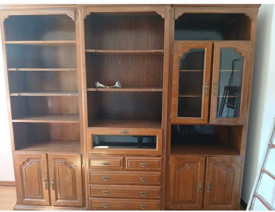 Móvel ótimas condições, mão de obra e material antigo ..