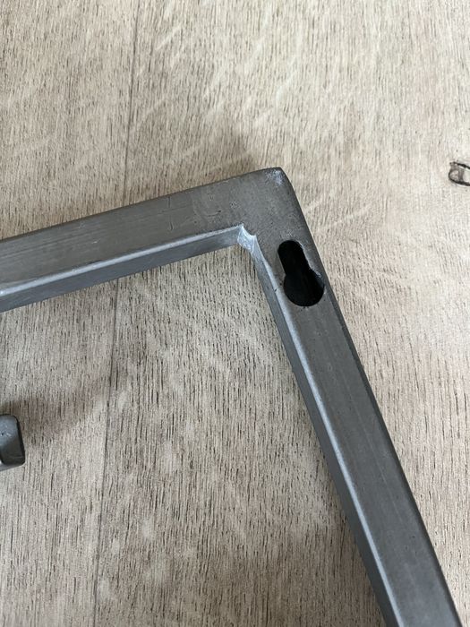 Metalowy wieszak ścienny na ubrania